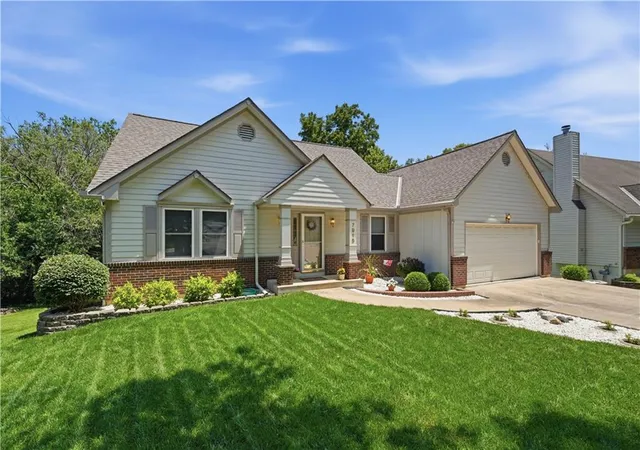 Homes for sale in Lenexa, KS | 7915 Woodstone St, Lenexa, KS 66219 | MLS# 2627692
