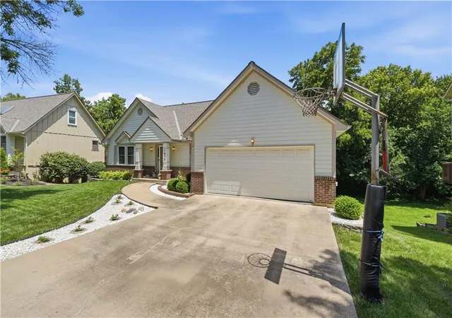 Homes for sale in Lenexa, KS | 7915 Woodstone St, Lenexa, KS 66219 | MLS# 2627692