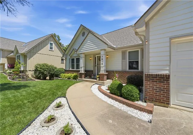Homes for sale in Lenexa, KS | 7915 Woodstone St, Lenexa, KS 66219 | MLS# 2627692
