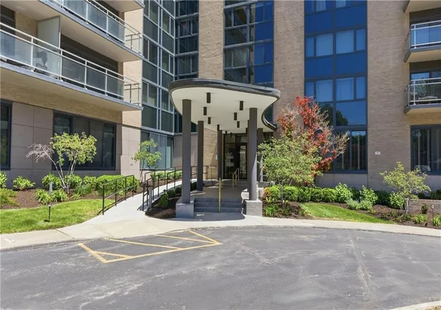 3rd image of 4545 Wornall Rd #609, Kansas City, MO 64111 | MLS# 2627695