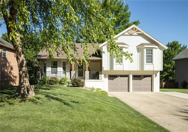 1st image of 304 Se Brownfield Dr, Lees Summit, MO 64063 | MLS# 2627709