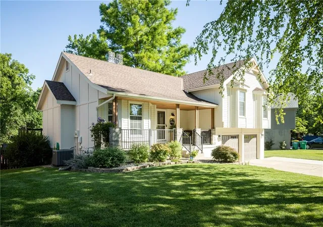 3rd image of 304 Se Brownfield Dr, Lees Summit, MO 64063 | MLS# 2627709
