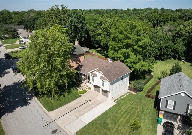 4th image of 304 Se Brownfield Dr, Lees Summit, MO 64063 | MLS# 2627709