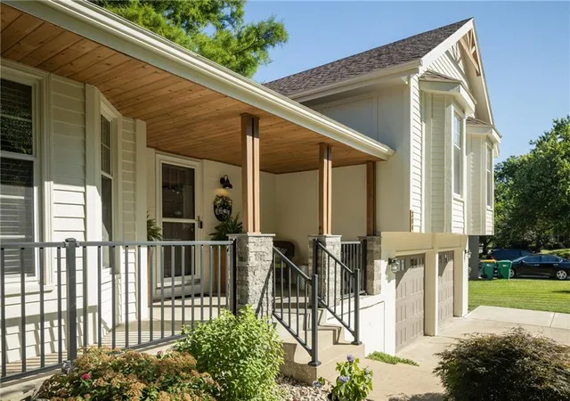 5th image of 304 Se Brownfield Dr, Lees Summit, MO 64063 | MLS# 2627709