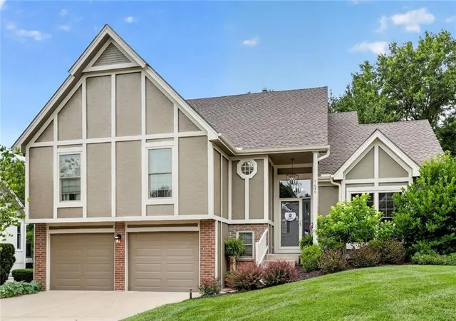 Homes for sale in Kansas City, MO | 7646 N Pomona Ave, Kansas City, MO 64152 | MLS# 2627716