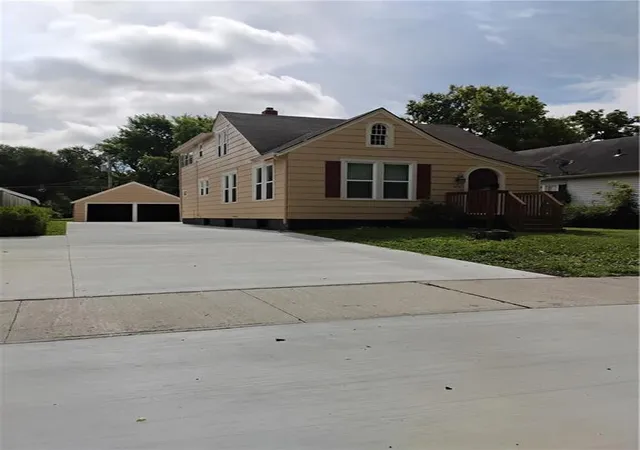Homes for sale in Ottawa, KS | 1231 S Hickory St, Ottawa, KS 66067 | MLS# 2627740