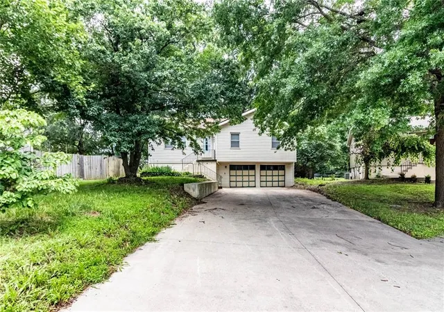 2nd image of 807 Britany Dr, Warrensburg, MO 64093 | MLS# 2627767