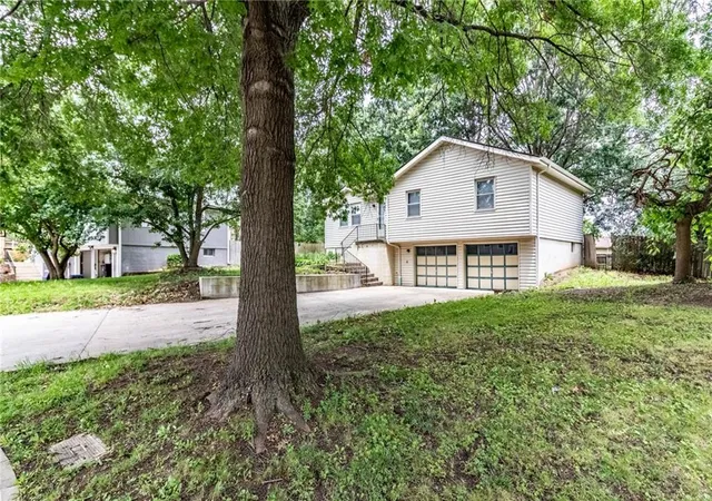 3rd image of 807 Britany Dr, Warrensburg, MO 64093 | MLS# 2627767