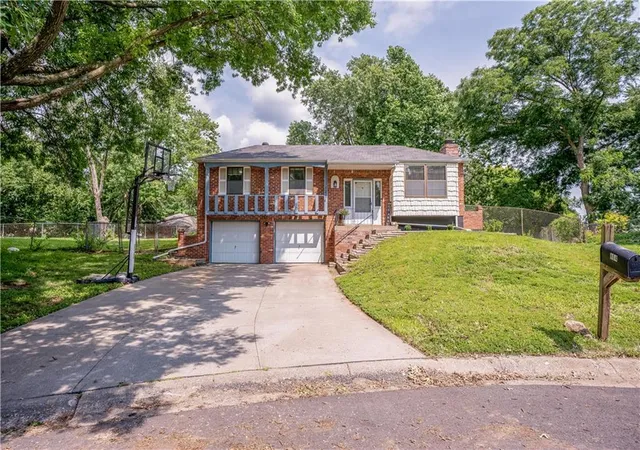 Homes for sale in Blue Springs, MO | 804 Nw Arlington Pl, Blue Springs, MO 64015 | MLS# 2627769