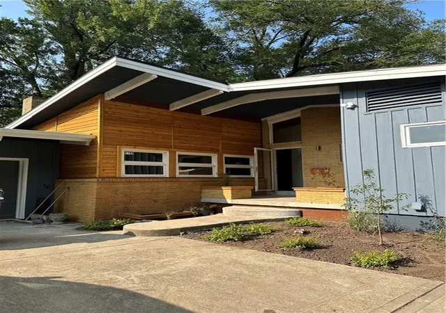 Photo 1 of Sale Pending at 1100 W 88th Street, Kansas City, MO 64114 | MLS# 2627772 | Listing updated on 2026-08-06