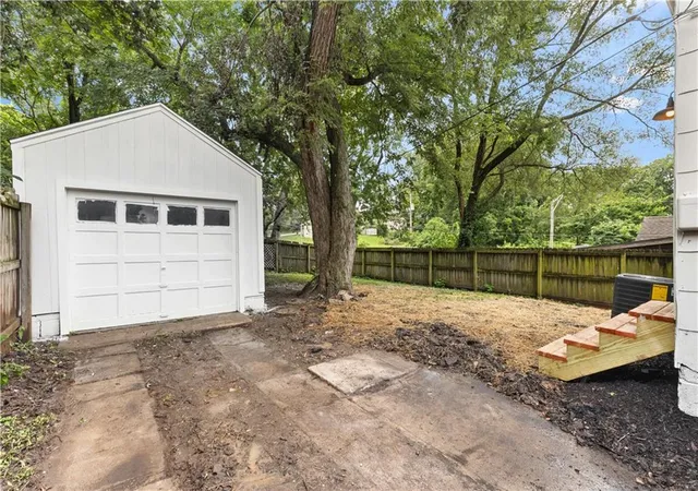 Homes for sale in Kansas City, MO | 3905 N Spruce Ave, Kansas City, MO 64117 | MLS# 2627776