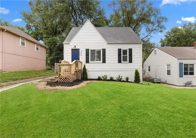 Homes for sale in Kansas City, MO | 3905 N Spruce Ave, Kansas City, MO 64117 | MLS# 2627776