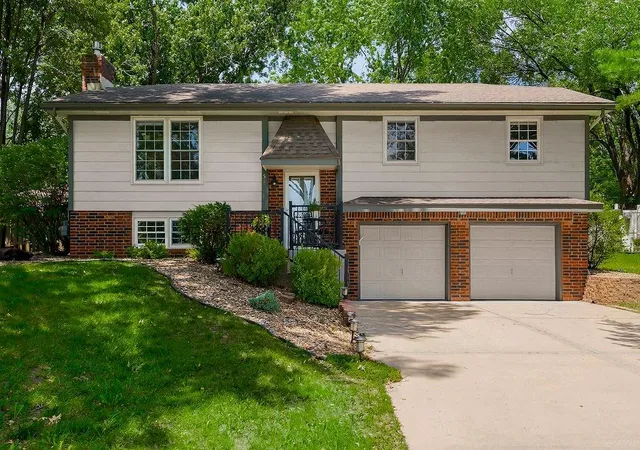 Homes for sale in Lansing, KS | 516 Oakbrook Dr, Lansing, KS 66043 | MLS# 2627779