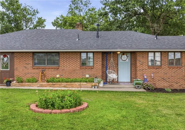 Homes for sale in Paola, KS | 5 Sunset Ln, Paola, KS 66071 | MLS# 2627785