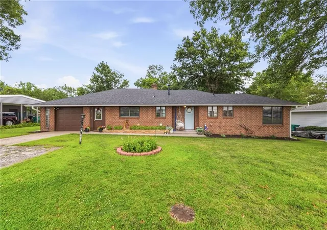 Homes for sale in Paola, KS | 5 Sunset Ln, Paola, KS 66071 | MLS# 2627785