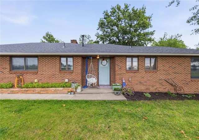 Homes for sale in Paola, KS | 5 Sunset Ln, Paola, KS 66071 | MLS# 2627785
