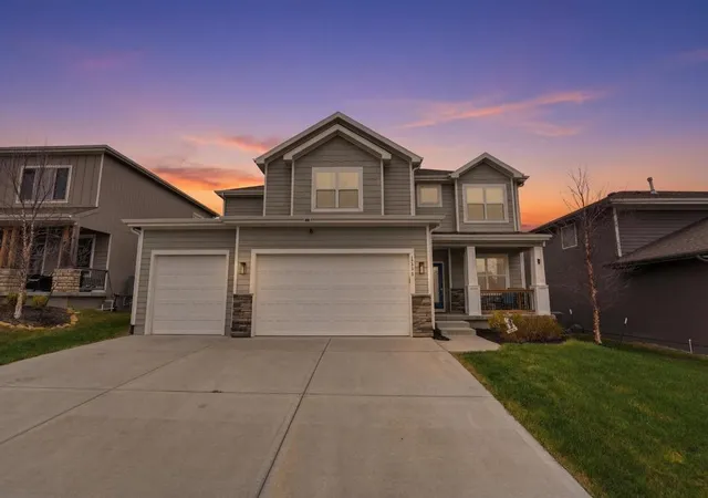 Homes for sale in Olathe, KS | 12573 S Sunray Dr, Olathe, KS 66061 | MLS# 2627790
