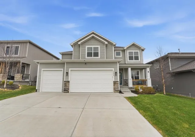 Homes for sale in Olathe, KS | 12573 S Sunray Dr, Olathe, KS 66061 | MLS# 2627790