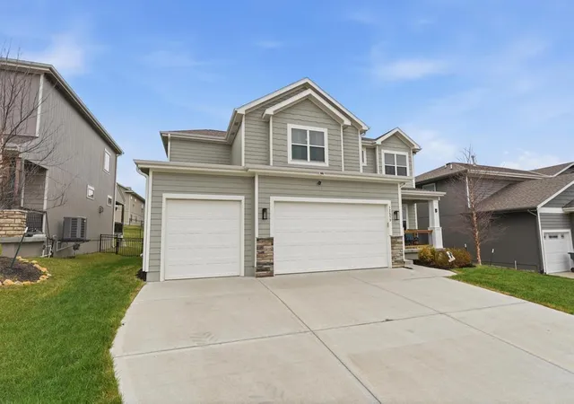 Homes for sale in Olathe, KS | 12573 S Sunray Dr, Olathe, KS 66061 | MLS# 2627790