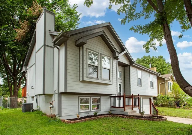 2nd image of 1604 S Concord Ct, Independence, MO 64058 | MLS# 2627797