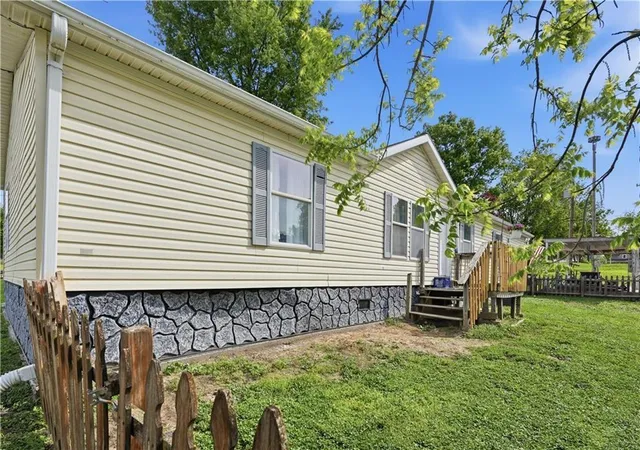 3rd image of 806 West St, Stewartsville, MO 64490 | MLS# 2627802