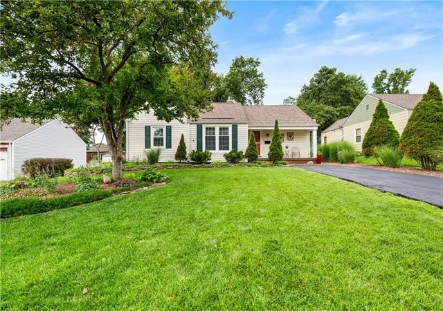 Homes for sale in Overland Park, KS | 5824 Floyd St, Overland Park, KS 66202 | MLS# 2627812