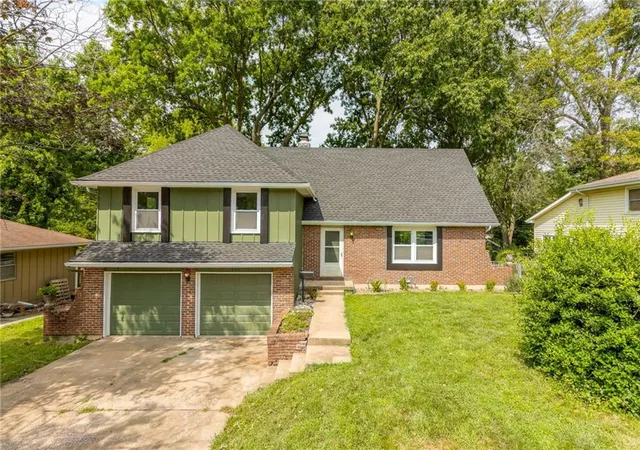 Photo 3 of Single family home for sale at 1006 Orrington Pl, Lee's Summit, MO 64081 | MLS# 2627817 | Listing updated on 2026-10-16