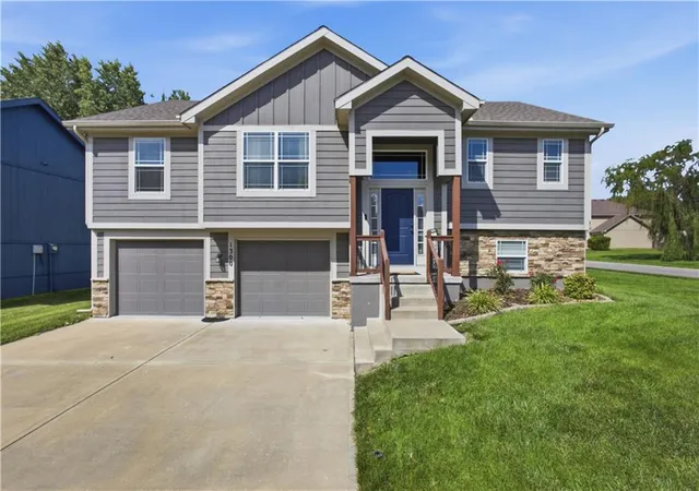 Homes for sale in Kearney, MO | 1300 Regency Dr, Kearney, MO 64060 | MLS# 2627834