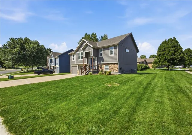 Homes for sale in Kearney, MO | 1300 Regency Dr, Kearney, MO 64060 | MLS# 2627834