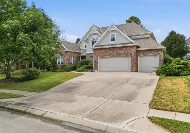 Photo 4 of Single family home for sale at 10306 N Brooklyn Ave, Kansas City, MO 64155 | MLS# 2627837 | Listing updated on 2026-08-26