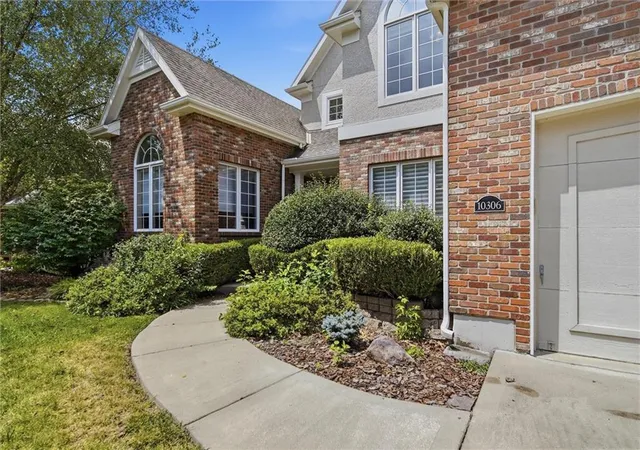 Photo 5 of Single family home for sale at 10306 N Brooklyn Ave, Kansas City, MO 64155 | MLS# 2627837 | Listing updated on 2026-08-26