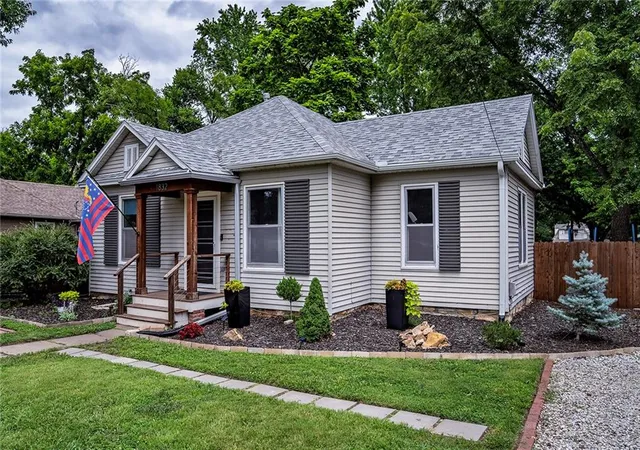Homes for sale in Lawrence, KS | 1832 New Hampshire St, Lawrence, KS 66044 | MLS# 2627838