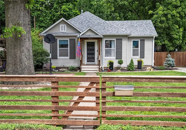 Homes for sale in Lawrence, KS | 1832 New Hampshire St, Lawrence, KS 66044 | MLS# 2627838