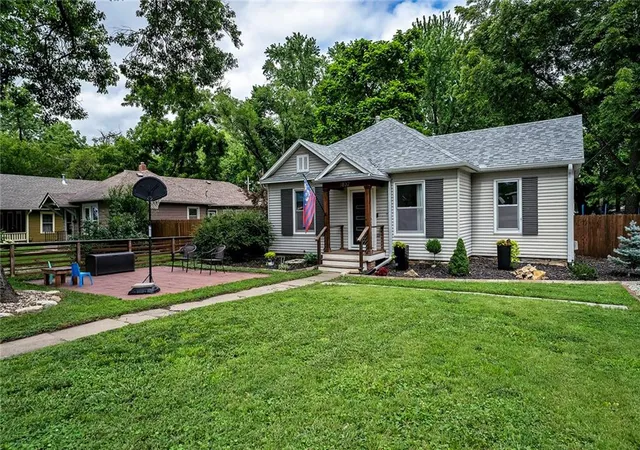 Homes for sale in Lawrence, KS | 1832 New Hampshire St, Lawrence, KS 66044 | MLS# 2627838