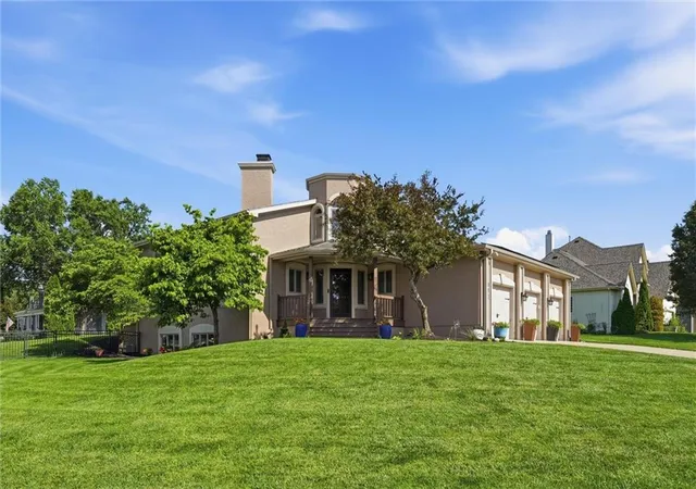 Photo 3 of Sale Pending at 901 Sw Raintree Dr, Lees Summit, MO 64082 | MLS# 2627870 | Listing updated on 2026-07-19