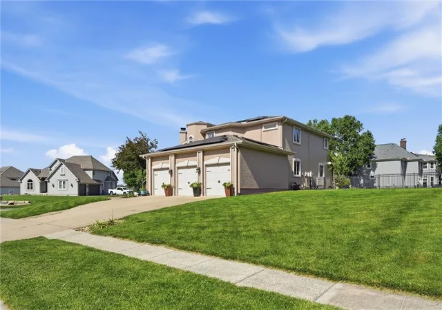 Photo 3 of Sale Pending at 901 SW Raintree Dr, Lees Summit, MO 64082 | MLS# 2627870 | Listing updated on 2026-07-19