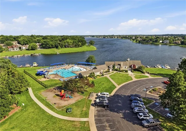 Photo 4 of Sale Pending at 901 SW Raintree Dr, Lees Summit, MO 64082 | MLS# 2627870 | Listing updated on 2026-07-19