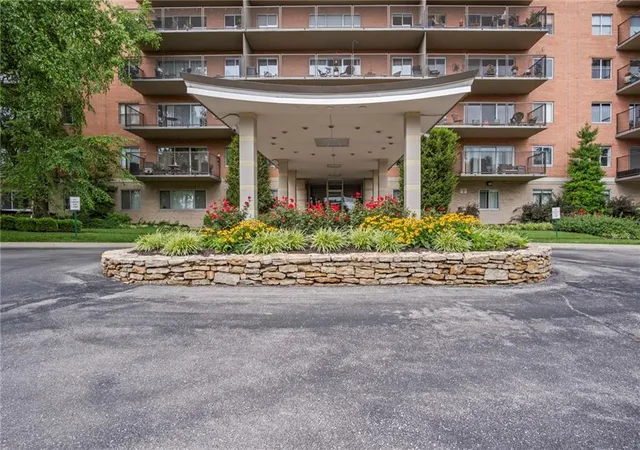Homes for sale in Kansas City, MO | 4550 Warwick Blvd #409, Kansas City, MO 64111 | MLS# 2627889