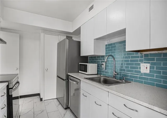 Homes for sale in Kansas City, MO | 4550 Warwick Blvd #409, Kansas City, MO 64111 | MLS# 2627889