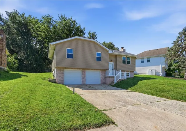 Photo 2 of Single Family Residence at 325 Brownfield Dr, Lees Summit, MO 64063 | MLS# 2627890 | | Sold on 2026-07-24