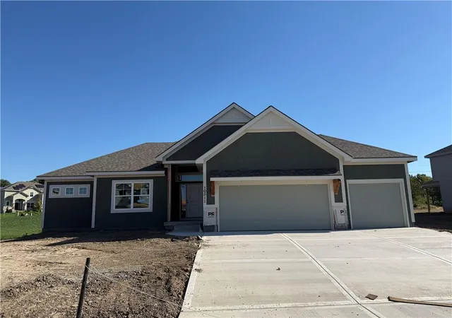 Single family home for sale at 10511 N Highland Pl, Kansas City, MO 64155 | MLS# 2627903