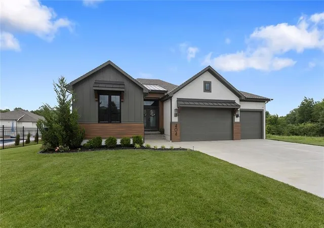 1st image of 404 Ne Pavilion Dr, Grain Valley, MO 64029 | MLS# 2627914