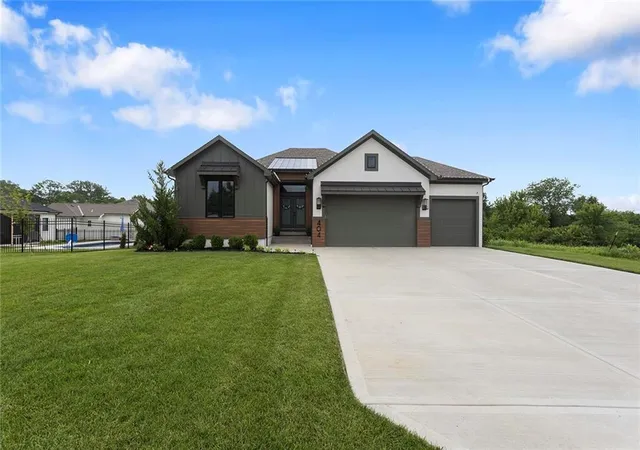 2nd image of 404 Ne Pavilion Dr, Grain Valley, MO 64029 | MLS# 2627914
