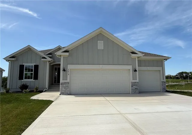 Homes for sale in Kansas City, MO | 9810 N Laurel Ave, Kansas City, MO 64157 | MLS# 2627964