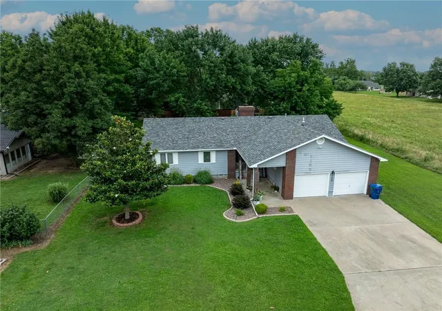 Homes for sale in Pittsburg, KS | 709 Thomas St, Pittsburg, KS 66762 | MLS# 2627987