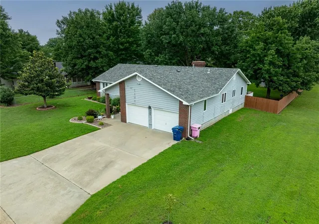 Homes for sale in Pittsburg, KS | 709 Thomas St, Pittsburg, KS 66762 | MLS# 2627987