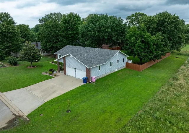 Homes for sale in Pittsburg, KS | 709 Thomas St, Pittsburg, KS 66762 | MLS# 2627987