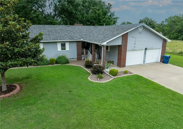 Homes for sale in Pittsburg, KS | 709 Thomas St, Pittsburg, KS 66762 | MLS# 2627987