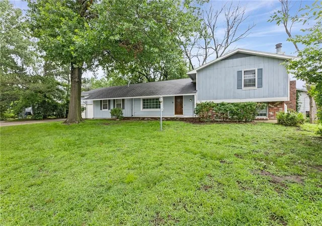 Homes for sale in Lawrence, KS | 3216 W 22Nd Ct, Lawrence, KS 66047 | MLS# 2627991