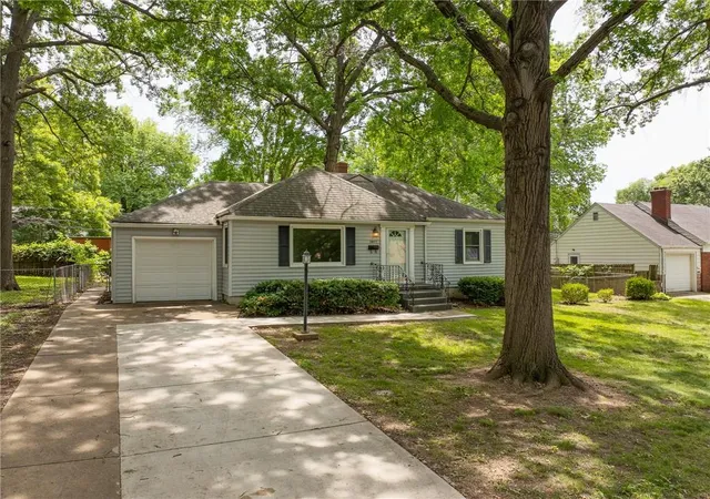 1st image of 1407 W 27th Ter S, Independence, MO 64052 | MLS# 2627997